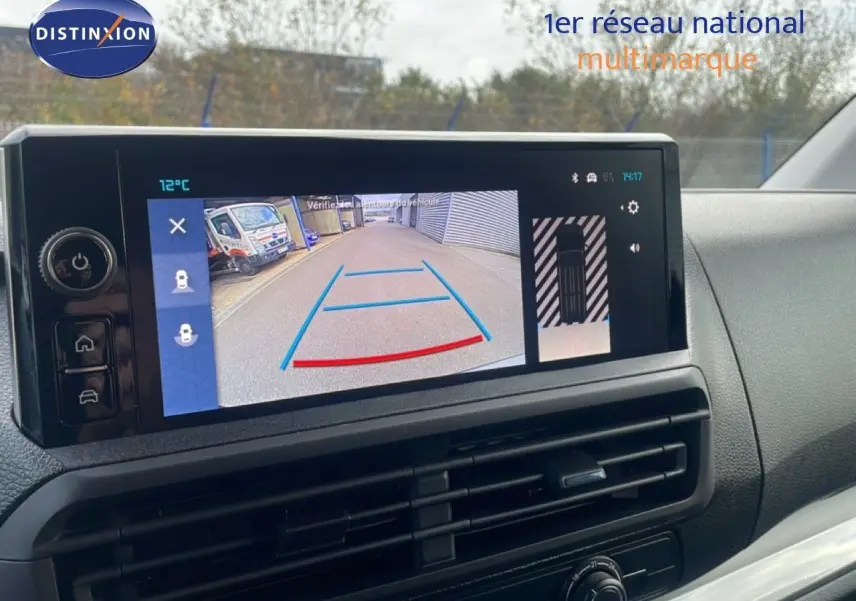 Vue intérieure sur l'écran tactile affichant la caméra de recul du Citroën Jumpy gris titane, avec tableau de bord noir.