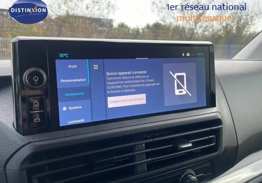 Vue intérieure du tableau de bord du Citroën Jumpy 2025, écran tactile central affichant les options de connectivité.