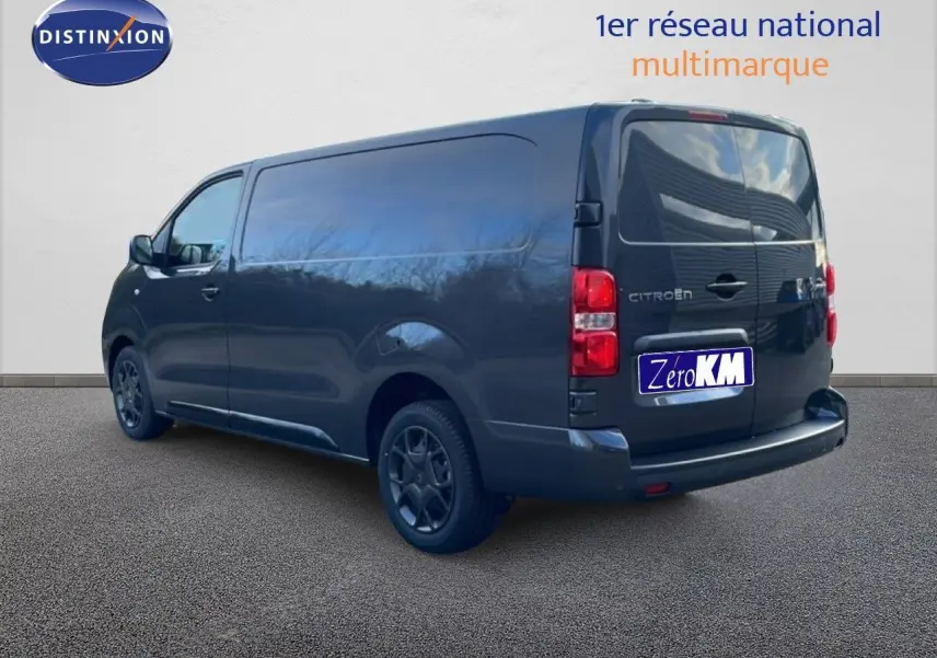 Vue 3/4 arrière droite d’un Citroën Jumpy Van Long gris titane métal avec hayon fermé et jantes foncées.