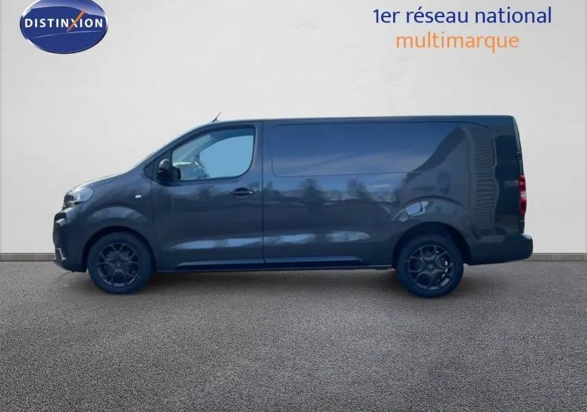 Vue de profil côté gauche du Citroën Jumpy Van Long gris titane métal avec jantes noires et carrosserie lisse.