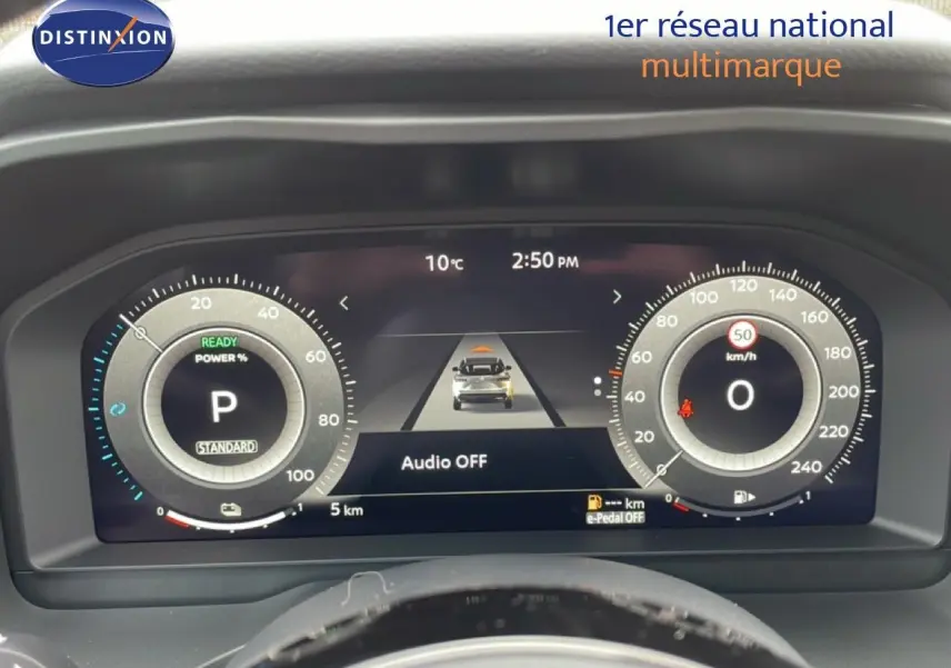Tableau de bord numérique du Nissan Qashqai 2025 avec affichage vitesse, puissance et alertes, vue de face.