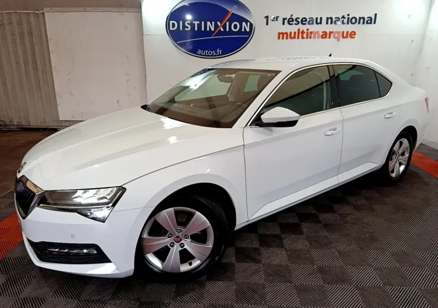 SKODA SUPERB blanc vue 3/4 avant droit, avec phares LED et jantes alliage cinq branches.