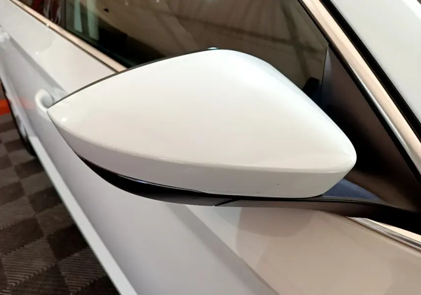 Rétroviseur extérieur blanc côté gauche d'une Skoda Superb 2021, vue rapprochée en intérieur.