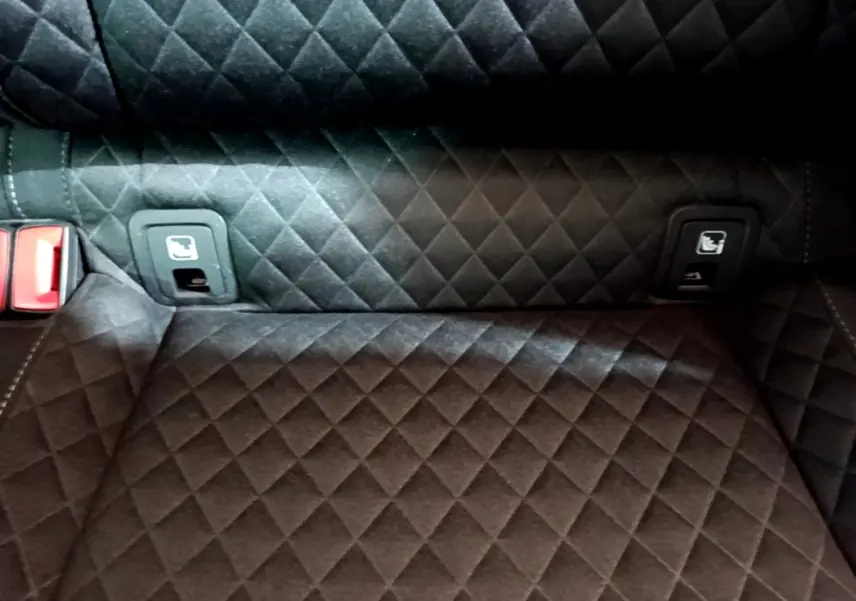 Détail de la banquette arrière en tissu noir matelassé avec ancrages ISOFIX visibles sur la Skoda Superb 2021.