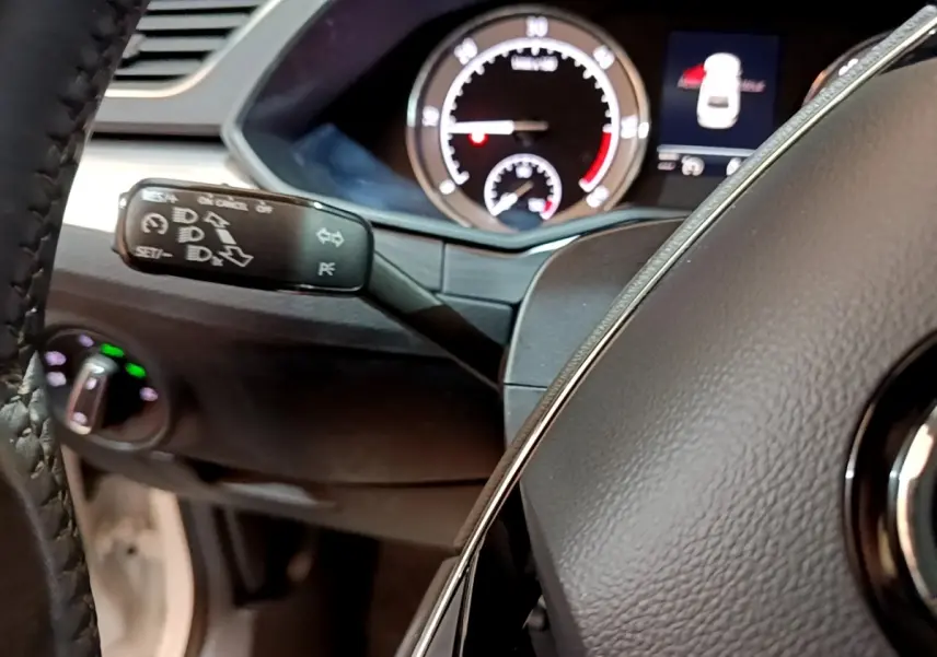 Gros plan sur le volant cuir et le combiné d'instruments numérique de la Skoda Superb 2021, affichage multifonctions visible.