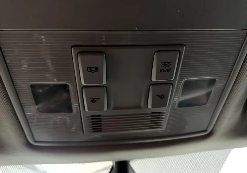 Plafonnier intérieur avec commandes d’éclairage et de toit ouvrant dans une Skoda Superb blanche, vue de dessous.
