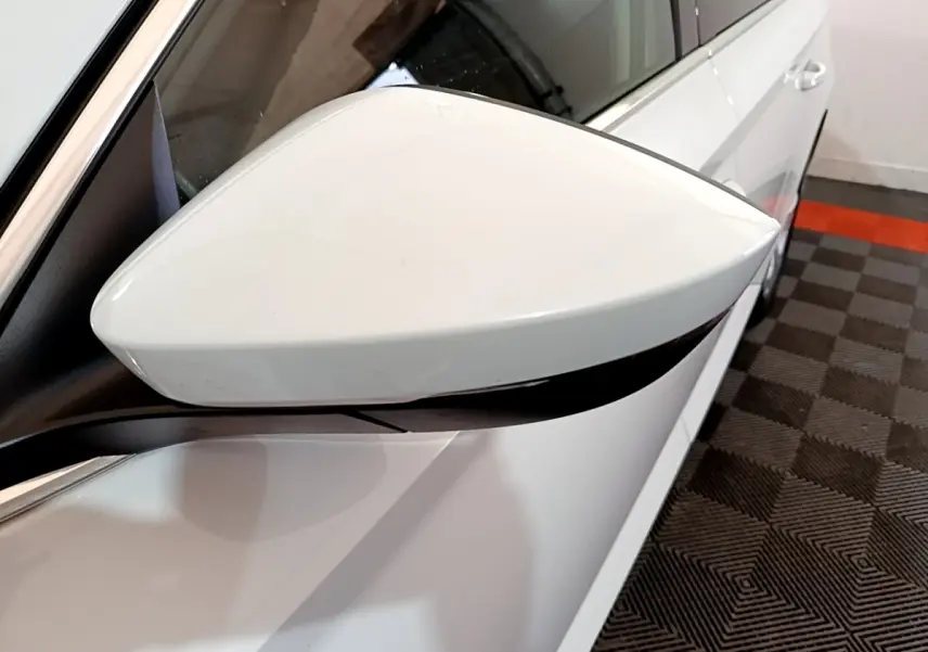 Rétroviseur blanc côté gauche de la Skoda Superb 2021, vue rapprochée sur la portière et la carrosserie blanche.