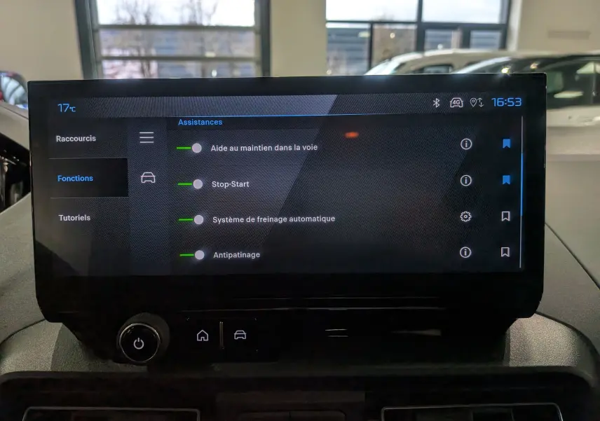 Écran tactile du tableau de bord du Peugeot Rifter 2025 affichant les assistances à la conduite activées.