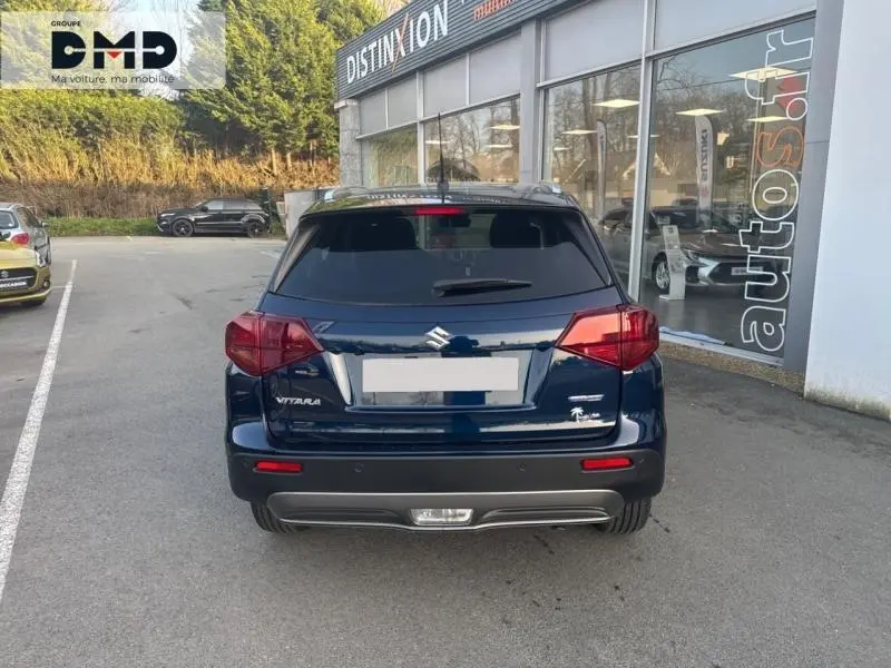Vue arrière d'un Suzuki Vitara bleu So'Color Sphere avec feux arrière LED et lunette arrière surteintée.