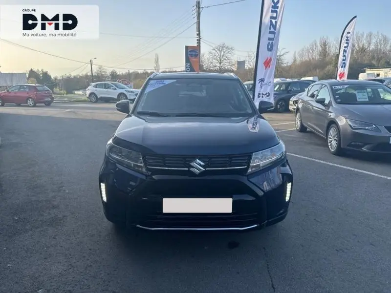 Suzuki Vitara 1.4 Boosterjet Hybrid bleu So'Color vue de face avec feux diurnes LED allumés en extérieur.