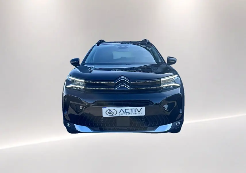 Citroën C5 Aircross noir vue de face, avec calandre distinctive et phares LED fins allumés.