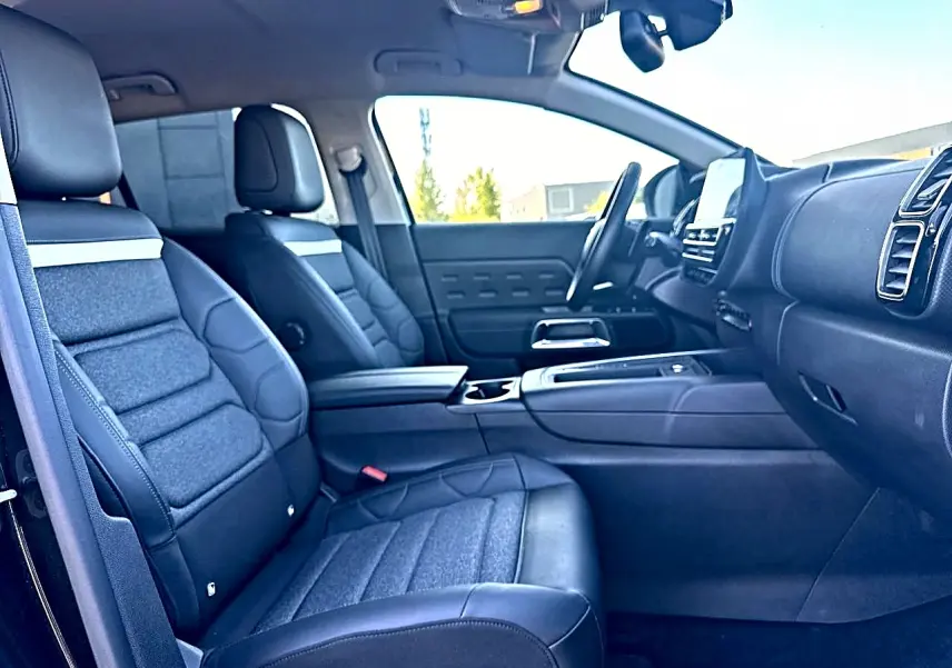 Intérieur avant du Citroën C5 Aircross 2025 noir, vue côté droit montrant sièges en cuir et tableau de bord moderne.