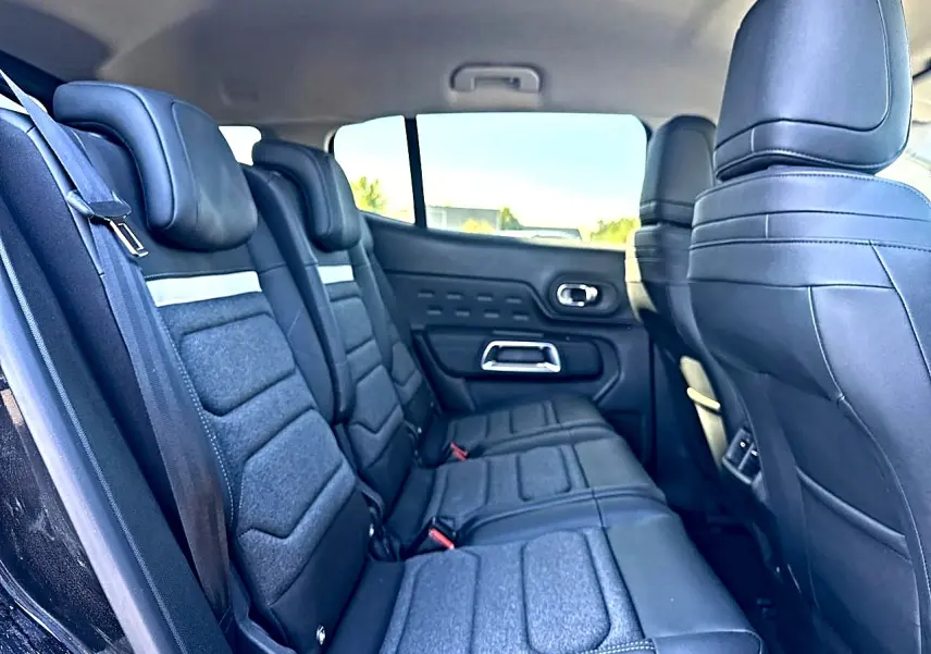 Vue latérale gauche de la deuxième rangée de sièges noirs individuels coulissants du Citroën C5 Aircross 2025.