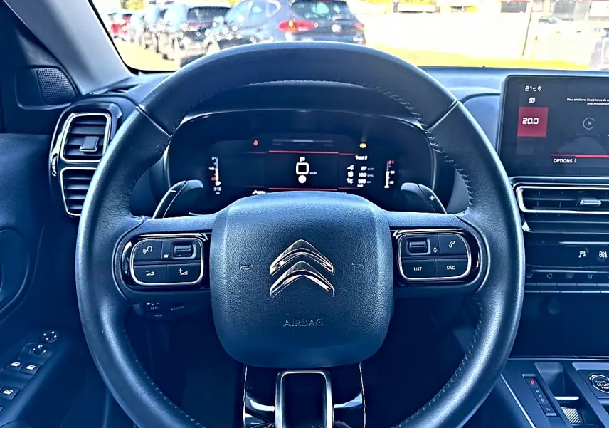 Vue frontale du volant cuir noir multifonction du Citroën C5 Aircross 2025 avec tableau de bord digital et écran tactile.