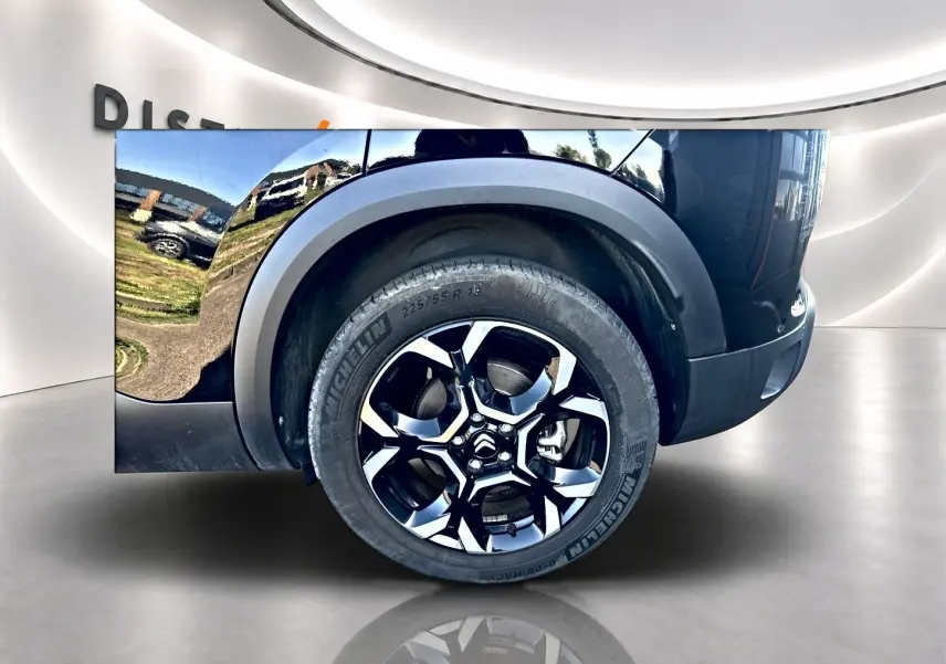 Gros plan sur la roue avant droite noire avec jante alu bicolore du Citroën C5 Aircross 2025 noir.
