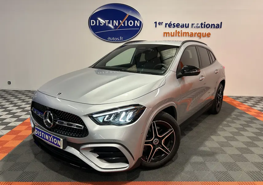 Mercedes GLA 200 D AMG Line 2024 argent high-tech en 3/4 avant droit avec jantes AMG noires et toit noir
