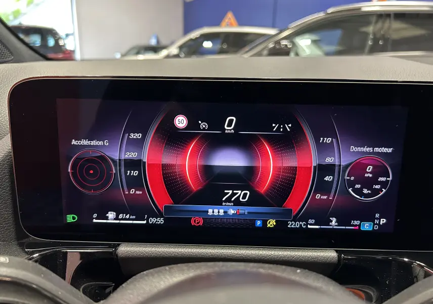 Tableau de bord numérique du Mercedes GLA 200 D AMG Line 2024 affichant compte-tours et données moteur en intérieur.