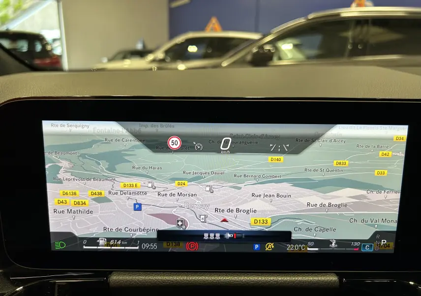 Affichage de la navigation sur écran intérieur du Mercedes GLA 200 D AMG Line 2024 couleur Argent High-tech