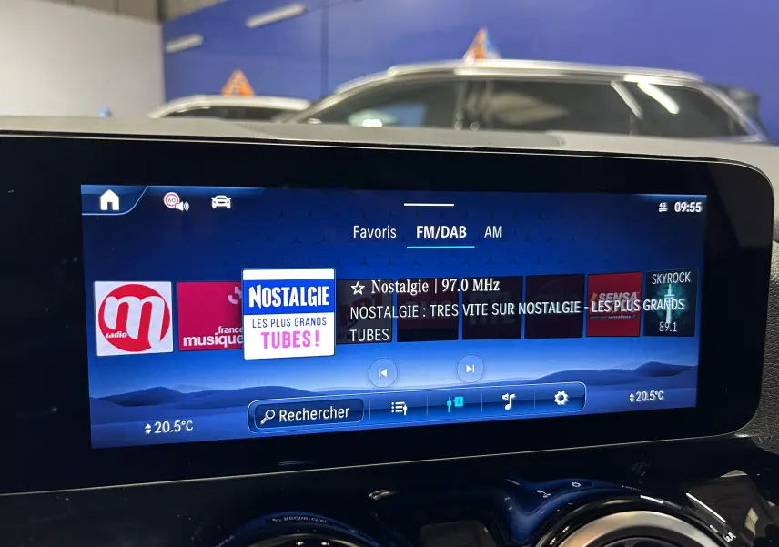 Écran multimédia intérieur du Mercedes GLA 200 D AMG Line 2024 affichant la radio FM/DAB à 09h55.