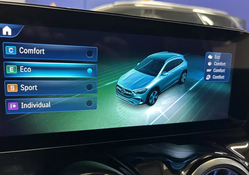 Affichage intérieur montrant un Mercedes GLA 200 D AMG Line argent high-tech en vue 3/4 avant sur l'écran tactile.