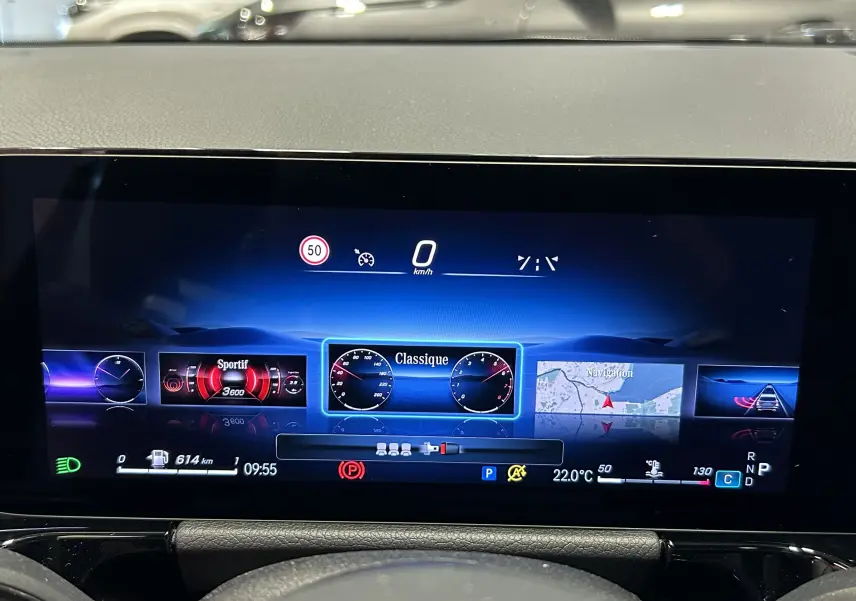 Affichage numérique du tableau de bord du Mercedes GLA 200 D AMG Line 2024, mode classique sélectionné, interface bleue.