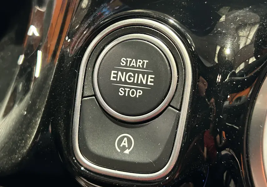 Bouton démarrage moteur noir en gros plan dans l'habitacle d'une Mercedes GLA 200 D AMG Line 2024
