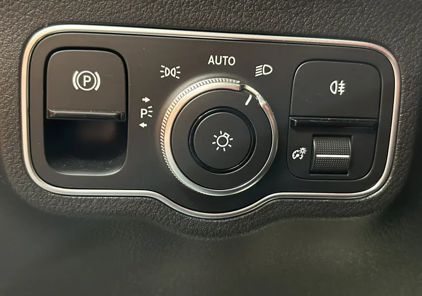 Commande d'éclairage intérieur du Mercedes GLA 200 D AMG Line 2024 en gros plan sur tableau de bord noir.