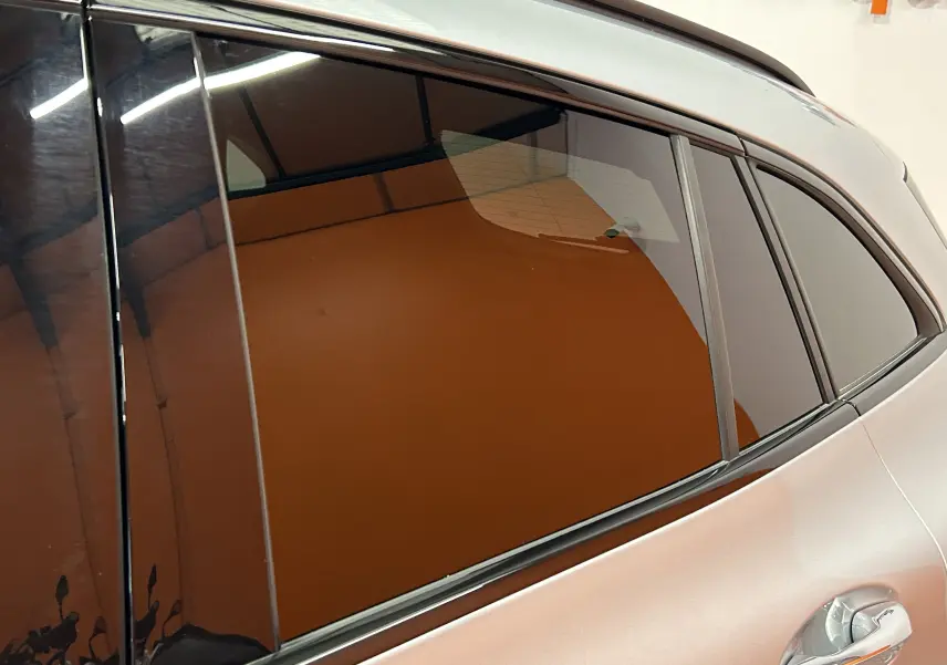 Gros plan sur la vitre arrière droite teintée d'une Mercedes GLA 200 D AMG Line argent High-tech 2024