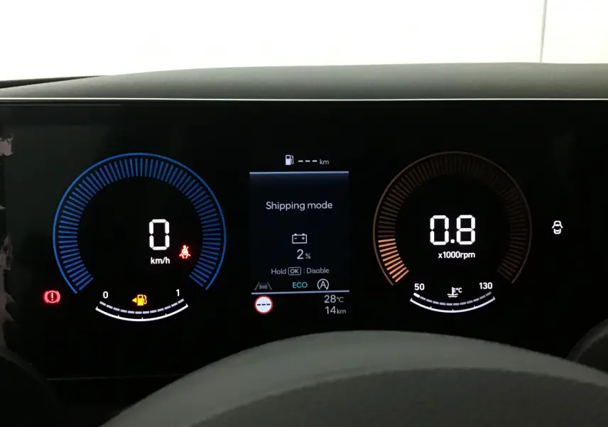 Tableau de bord numérique du Hyundai Tucson 2025 affichant vitesse, régime moteur et mode Shipping à 28°C.