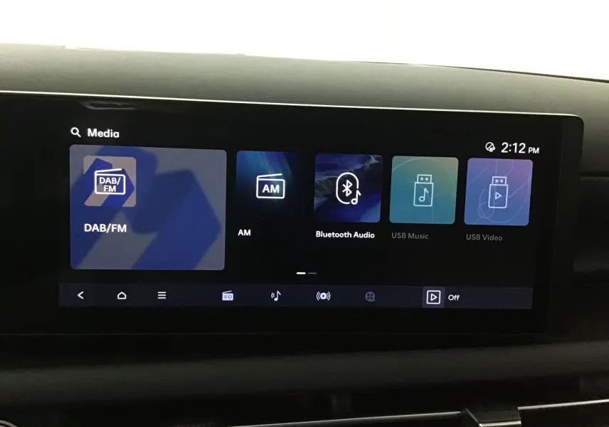 Écran tactile multimédia du Hyundai Tucson 2025 affichant les options audio DAB/FM, AM, Bluetooth, USB Music et USB Video.
