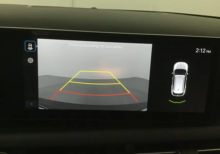 Écran intérieur du Hyundai Tucson 2025 montrant la caméra de recul avec lignes de guidage et vue 360° du véhicule.