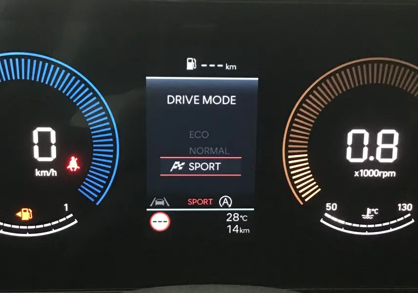 Tableau de bord numérique du Hyundai Tucson 2025 en mode Sport, affichant vitesse, régime moteur et température.