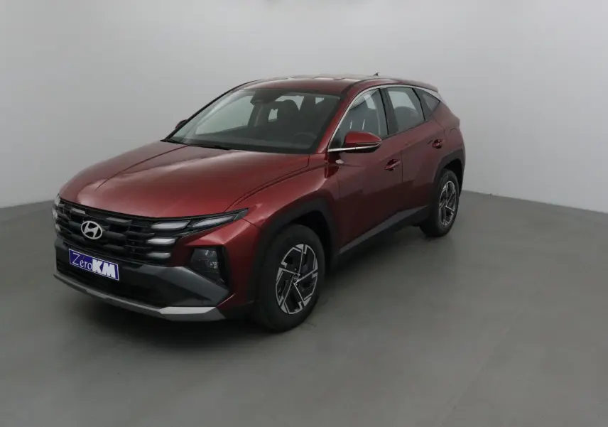 Hyundai Tucson 2025 rouge Ultimate en 3/4 avant droit, avec calandre noire et jantes alliage distinctives.