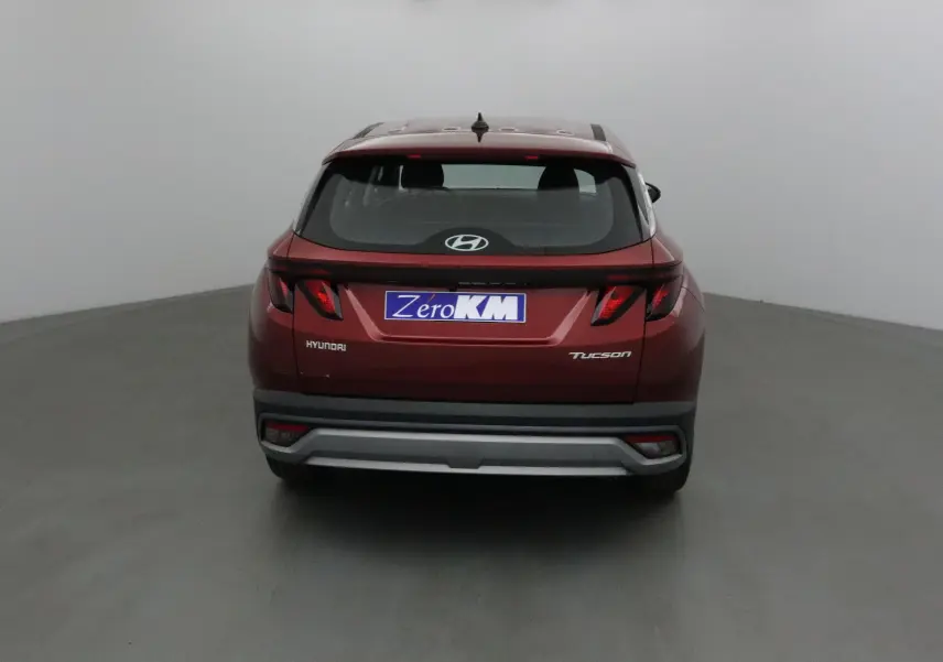 Vue arrière d'un Hyundai Tucson 2025 rouge Ultimate avec feux arrière modernes et logo Hyundai visible.