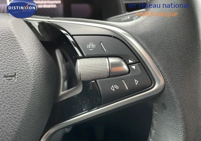 Gros plan sur les commandes multifonctions à droite du volant en cuir du Skoda Kamiq rouge Velvet Metal 2024.