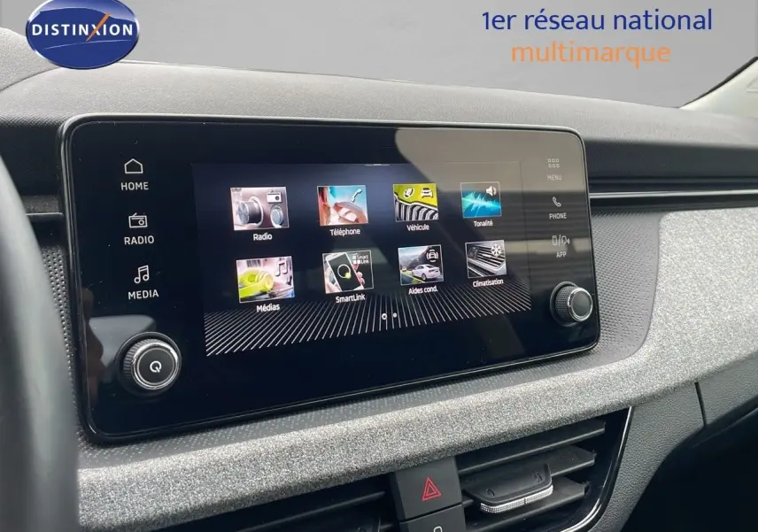 Écran tactile central du tableau de bord du Skoda Kamiq rouge Velvet Metal, affichant les menus multimédias et connectivité.