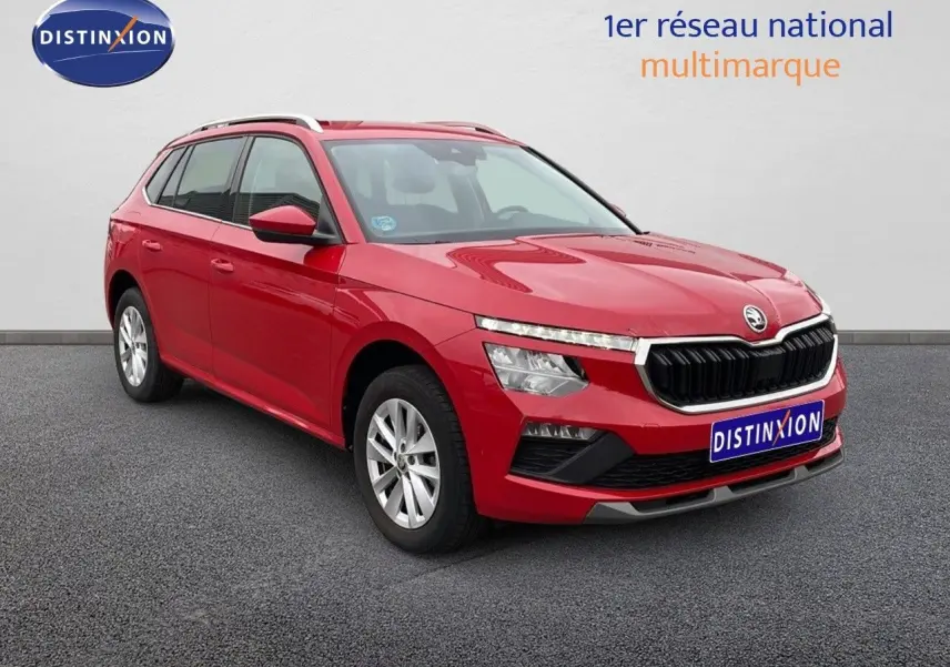 SKODA KAMIQ rouge velvet metal vue 3/4 avant droit, mettant en valeur sa calandre noire et ses jantes argentées.