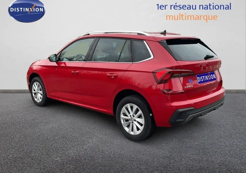 Vue 3/4 arrière droite d'un Skoda Kamiq rouge Velvet Metal 2024 avec jantes alliage et toit ouvrant.