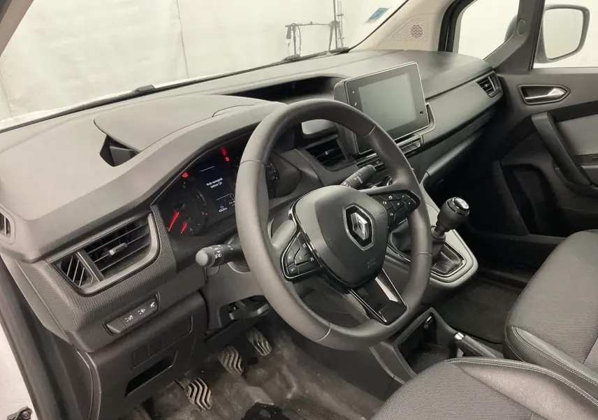 Vue intérieure côté conducteur du Renault Kangoo 2024, volant multifonction et tableau de bord moderne en noir.