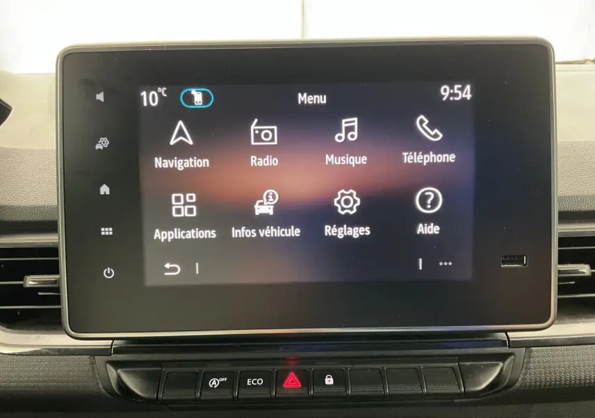 Écran tactile central du Renault Kangoo 2024 affichant le menu principal avec navigation et radio, vue frontale.