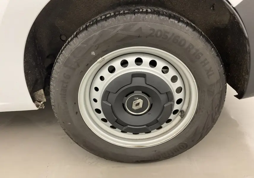 Gros plan sur la roue arrière droite blanche d’un Renault Kangoo Van 1.5 Blue dCi 95 2024 avec jante acier et logo Renault central.