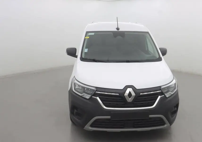Renault Kangoo Van blanc vue de face, avec calandre noire et détails chromés sur un fond neutre.
