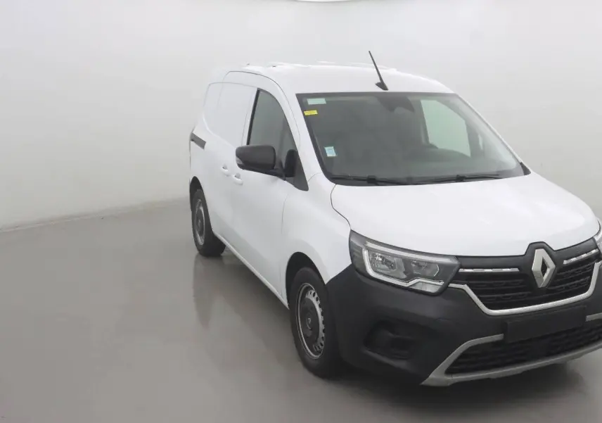 Renault Kangoo Van blanc vue 3/4 avant droit avec pare-chocs noir et calandre distinctive 2024.