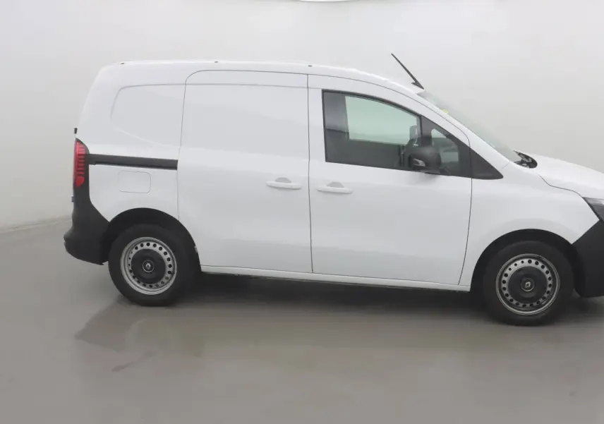 Profil droit du Renault Kangoo blanc 2024 version Van diesel, avec pare-chocs noirs et jantes acier simples.