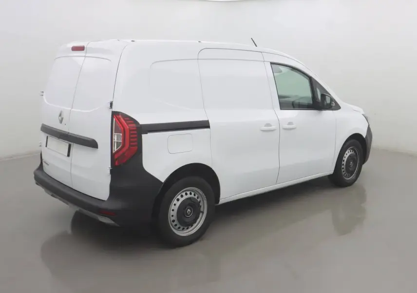 Renault Kangoo Van blanc en 3/4 arrière droit, avec feux arrière LED et protections noires sur les bas de caisse.