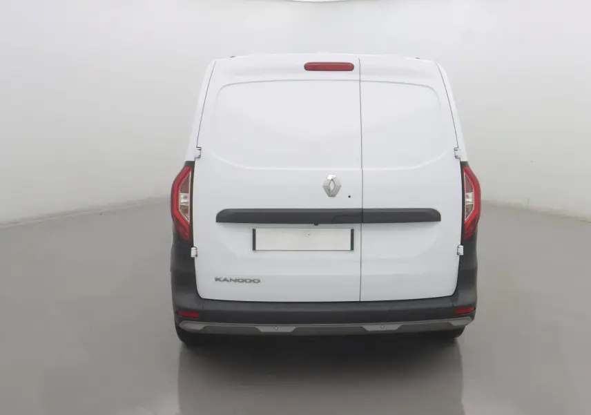 Vue arrière d’un Renault Kangoo blanc 2024 version Van avec portes battantes et feux arrière rouges.