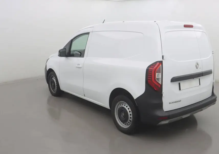 Renault Kangoo Van blanc vu en 3/4 arrière droit, avec feux arrière LED et pare-chocs noir contrastant.