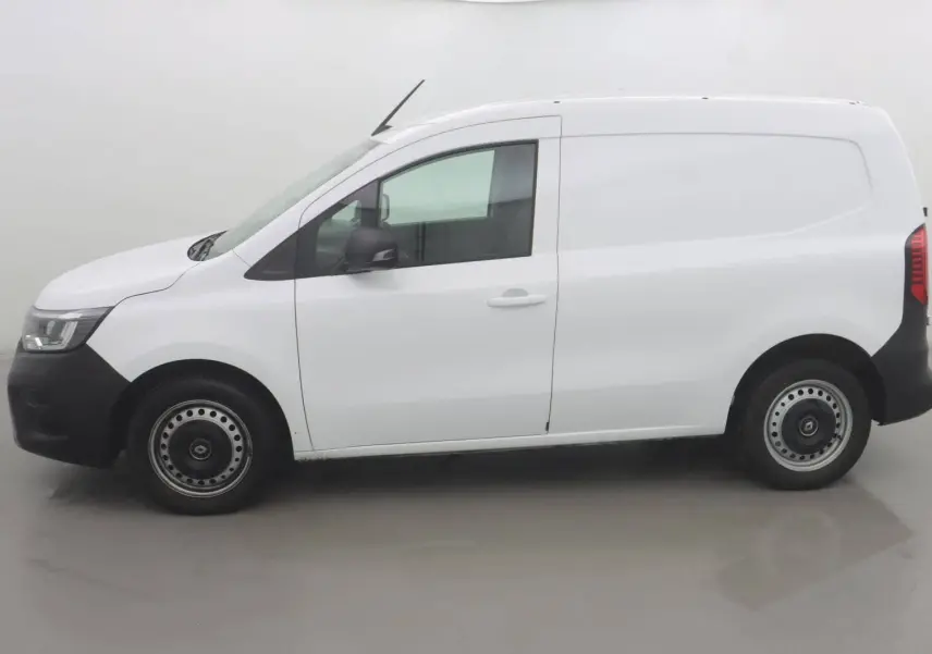 Profil droit d’un Renault Kangoo Van blanc 2024 avec pare-chocs noirs et jantes acier en environnement neutre.