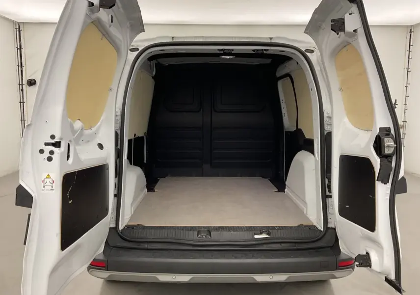 Vue arrière du Renault Kangoo Van blanc 2024 avec portes arrière ouvertes et espace de chargement vide et protégé.