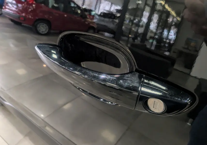Poignée de porte noire brillante du Peugeot Rifter 2025, vue en gros plan sur le côté droit du véhicule.